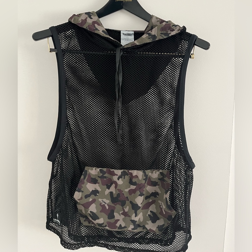 Sleeveless mesh material size Large (front pouch)with a hoodie